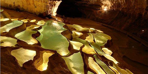 4. Işıl ışıl yanan mağara havuzları