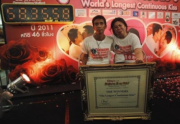15. En uzun öpüşme Tayland'lı çift  Ekkachai Tiranarat ve Laksana Tiranarat'ın 58 saat, 35 dakika ve 58 saniyelik rekorudur.
