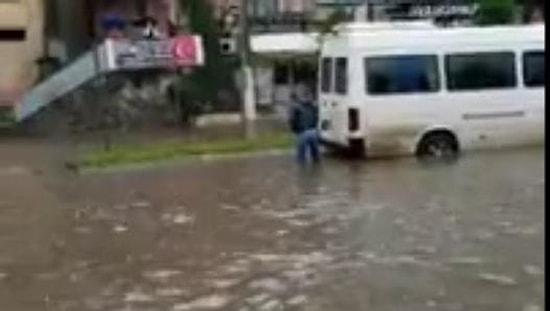 Krizi Fırsata Çevirip Selde Minibüs Yıkayan Trabzonlu Şoför