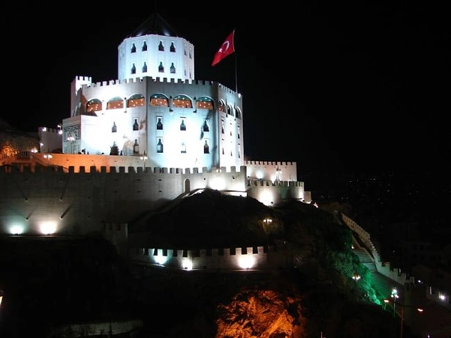 Karnınız gezmekten acıktıysa, Estergon kalesinde sizi Türk mutfakları bekliyor; Özbek sofrası, Kırgız yemekleri ve daha nicesi denenebilir. Ayrıca mükemmel manzarasına seyre dalıp, kaleyi de gezebilirsiniz.