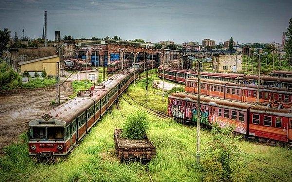 17. Polonya'da bulunan Częstochowa'nın terk edilmiş tren garı.