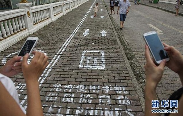 20. Chongqing'de, telefon bağımlısı insanların güvenli bir biçimde yürümelerini sağlamak adına, kaldırımlarda özel bir şerit tahsis edilmiştir.