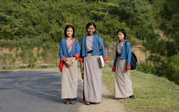 Karizmatik, ilerici ve dikkat çeken bir aileye sahip olan Butan Kralı, ülkesinde derin bir saygı görüyor ve dağlık ulusun modernleşmesine büyük katkıda bulunmuş olmasıyla tanınıyor.