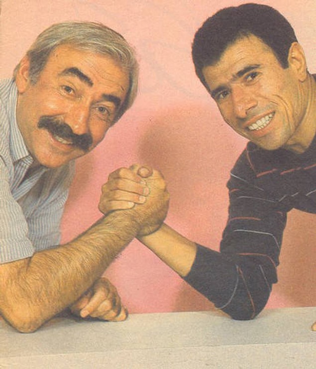 19. Şener Şen ve İlyas Salman'ın bilek güreşi.