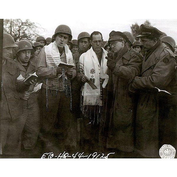 4. Aachen Savaşı sırasında, Amerikan askerleri tarafından düzenlenen ve Hitler'in iktidara gelmesinden sonra ilk kez olan Yahudi dini hizmeti (1944)