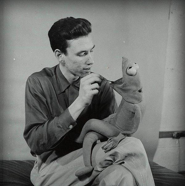 6. Jim Henson Kermit kuklasını yaratırken (1950'ler)