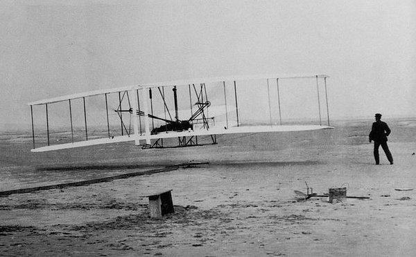 7. Wright kardeşlerin ilk uçuşu. İnsanların onlara inanmasıyla bu fotoğraf çekildi. (1903)