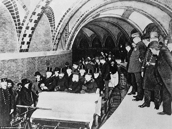 31. New York City metrosu, ilk yolcularını taşıyor. (1904)