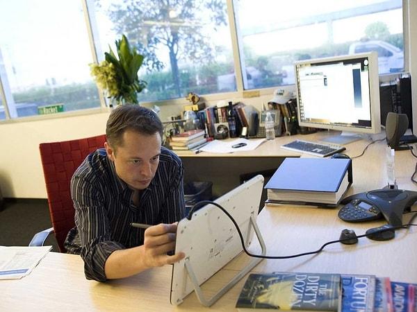 14. Vaktinin yarısını SpaceX ofisinde, yarısını Tesla ofisinde geçiriyor. Haftada 80-100 saat arası çalışıyor