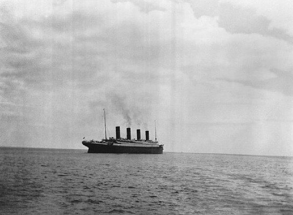 11- Titanik'in su yüzeyinde son fotoğrafı (1912).