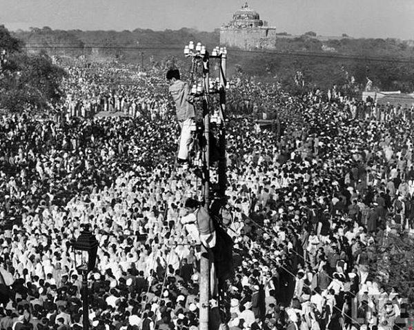 19- Gandhi'nin cenaze törenini daha iyi görebilmek için telefon direğine tırmanmış insanlar (1948).
