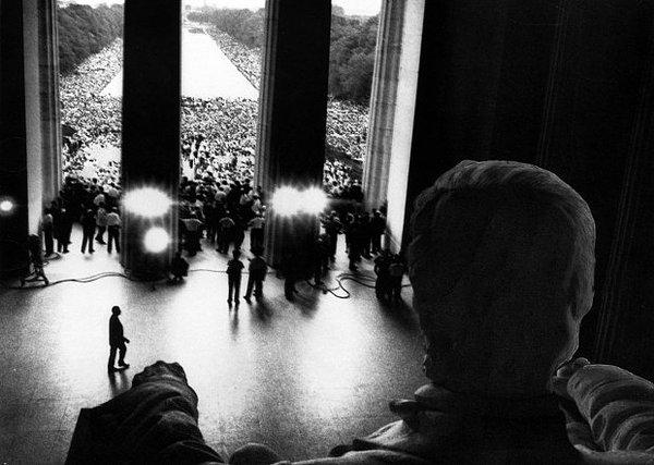 21- Martin Luther King'in ünlü "I have a dream" konuşmasının, Abraham Lincoln heykelinin arkasından çekilmiş bir fotoğrafı (1963).