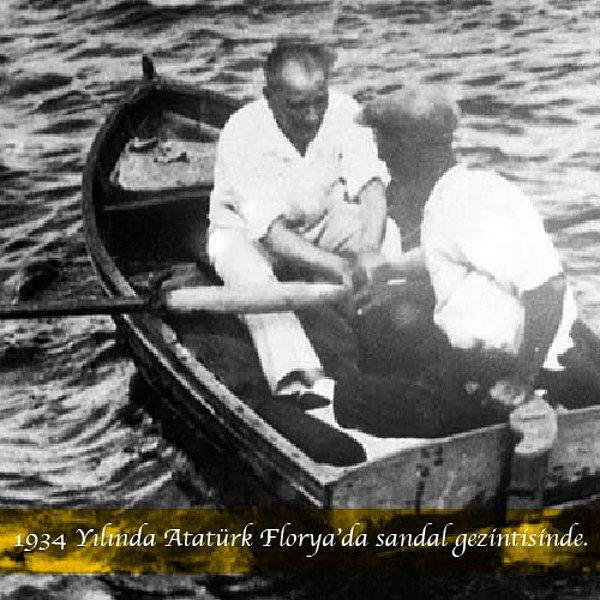2) Atatürk’ün 1934 yılında Florya’da sandal sefası yaparken çekilmiş bir fotoğrafı…