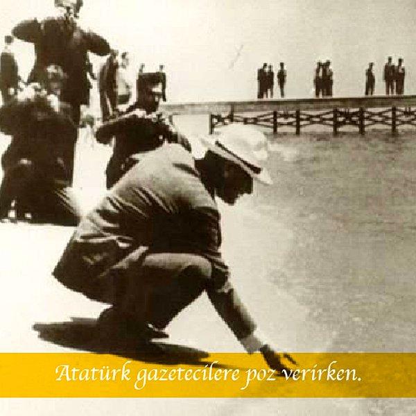 6) Cumhurbaşkanı Atatürk, çok sevdiği Florya sahilinde gazetecilere poz verirken…