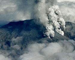 Japonya'daki Yanardağ Patlamasında 30 Kişi Öldü