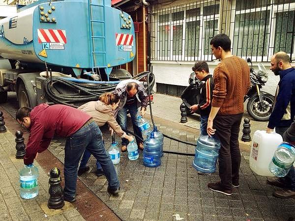 Kadıköy Belediyesi tankerle su dağıtıyor