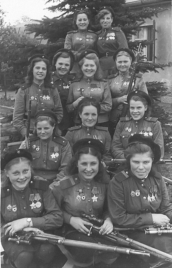 44. Sovyet ordusunun kadın keskin nişancıları.