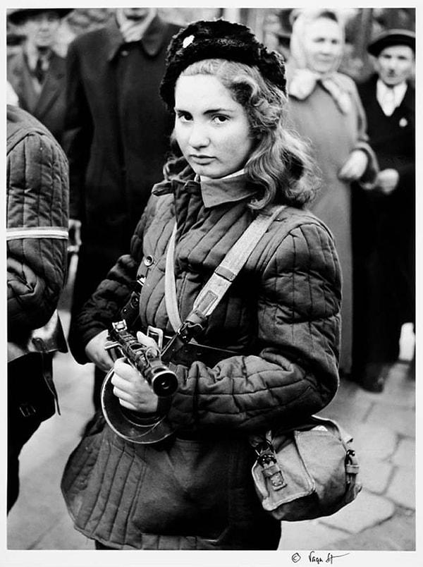 45. Macaristan'ın bağımsızlığı için Sovyetler Birliği'ne karşı savaşan 15 yaşındaki Erika. (1956)