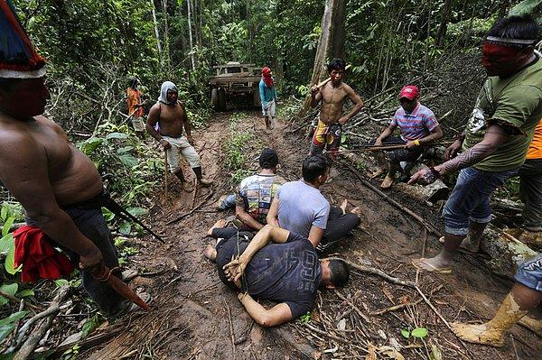 9. Maranhao’nun kuzeydoğu bölgesinde yerel halk tarafından yakalanan ve elleri bağlı şekilde esir alınan ağaç kesiciler