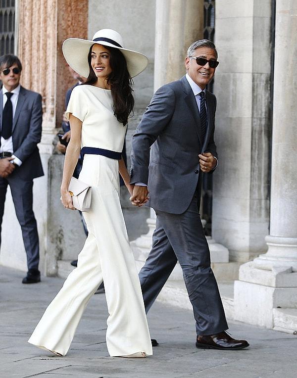 Alamuddin, Chanel pantolonlu takımını, aynı renkteki şapkayla tamamladı. Clooney ise Giorgio Armani imzalı takım tercih etti.