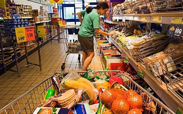 22. Yerel dükkanlardan alışveriş yapın ve paranızın nereye gittiğine dikkat edin. Ekonomiyi tüketiciler kontrol eder, bunun bilinçli bir parçası olun.