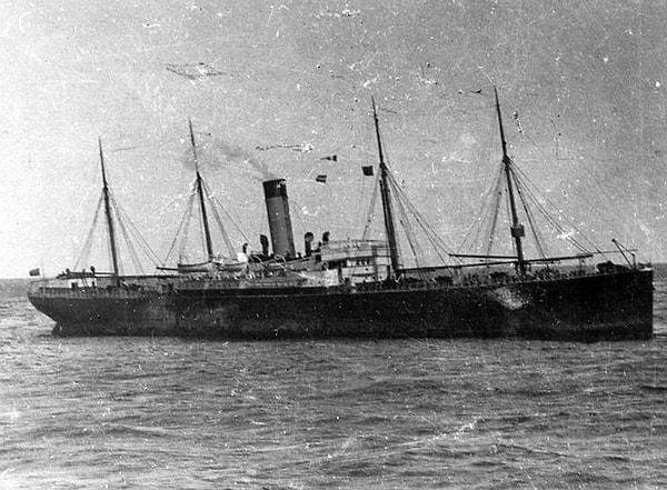 8. Kaza anında Titanik'in yakınlarında olan bir gemi vardı. ''The Californian'' isimli gemi iletişimde yaşanan gecikme sonucu olaydan geç haberdar oldu ve ilk anda kurtulanlara yardım edemedi.