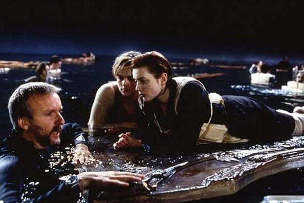 10. "Titanic"in yönetmeni James Cameron, Jack ve Rose çin kendini feda etmişe benziyor.