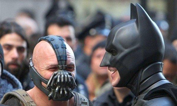 24. "Kara Şövalye Yükseliyor"da Bane ve Batman birbirlerini sinirlendirmeden hemen önce..