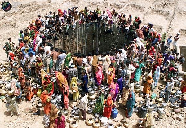 7. Bu fotoğraf Hindistan'ın batısından, Natwarghad köyünden. Kuyunun etrafında toplanan insanlar, temiz su alabilmek için çabalıyor. (2003)