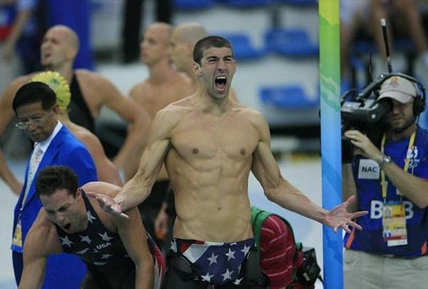25. Micheal Phelps Olimpiyat'larda kazandığı ve kırılması güç bir rekora imza attığı 14. madalyasını kutlarken (2008)