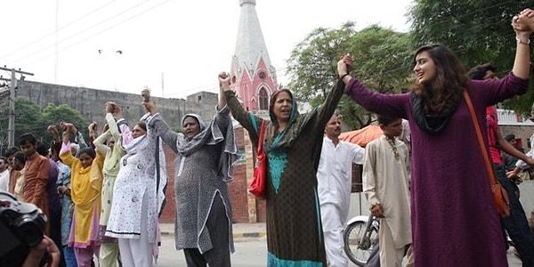 48. Pakistan'daki Müslümanlar, Hristiyanları korumak için bir insan zinciri oluştururken (2013)
