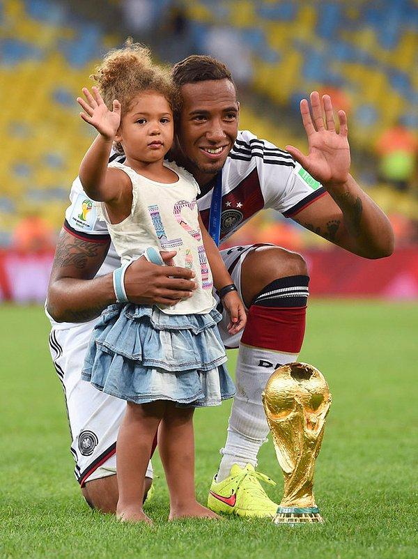 7. Jerome Boateng ve kızı Lamia