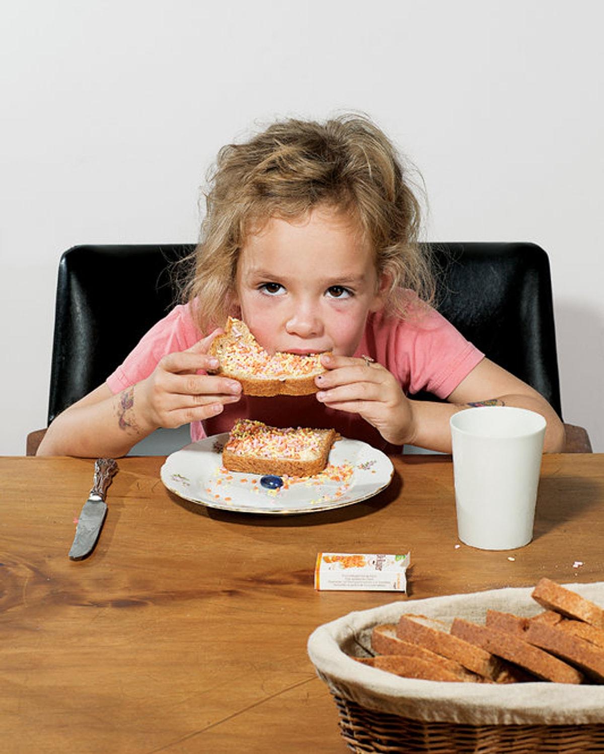 Люди едят детей. Завтрак для детей. Дети за столом. Бутерброды для детей. Девочка кушает.