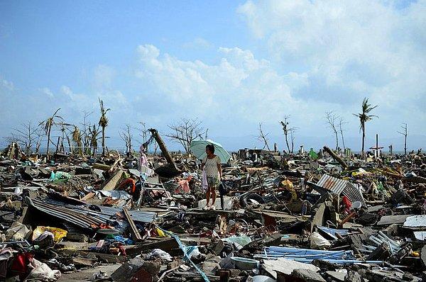 3. Süper Haiyan tayfunu sonrası enkaz ortasında hayatta kalan bir kadın.11 Kasım 2013
