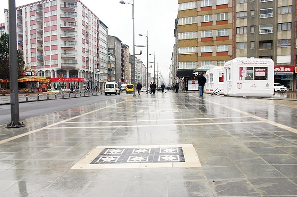 12. İstasyon Caddesi'nde yürümeden olmaz, zaten her şey bu cadde üzerindedir.