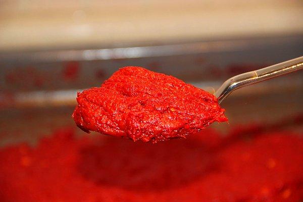 5. Bir yemek kaşığı domates salçası ekleyelim!