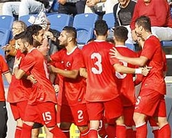 Emre Çolak İngiltere'yi Yıktı