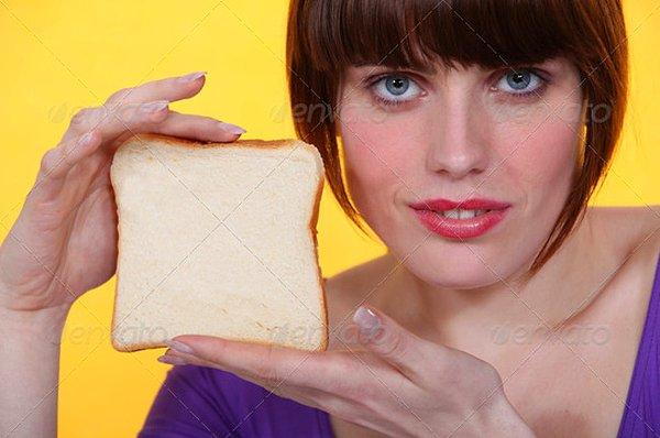 13. Elindeki bir dilim ekmekle kameraya baştan çıkarıcı bakışlar atman istenebilir.