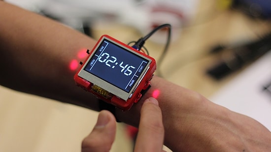 Bu Akıllı Saatin Tuşu Kolunuzun Üzerinde Olacak!