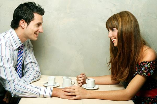 4. Kadınlar hoşlandığı erkekle konuştuklarında daha yüksek perdede (tiz) ses tonu kullanırlar.