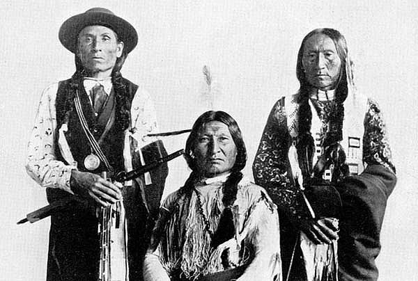 7. Kuzey Amerika'da yaşayan kızılderili Algonquin kabilesinin genç erkekleri, önce tenha bir yere götürülüyor, orada kefese konuluyor, ve ardından bu gençlere 'wysoccan' olarak bilinen çok güçlü bir uyuşturucu veriliyor.