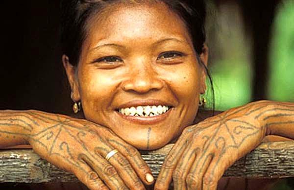 21. Mentawai Adaları'nda yaşayan yerli halk, üyelerin dişlerini sivriltiyor.