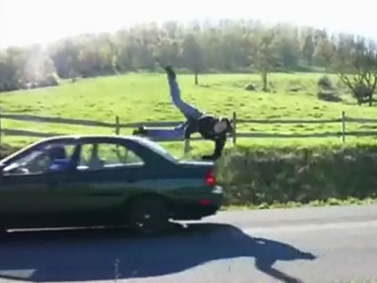 Hareket Eden Arabanın Üzerinden Atlayamayanlar | Fail İçerir