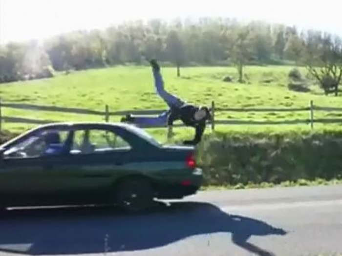 Hareket Eden Arabanın Üzerinden Atlayamayanlar | Fail İçerir