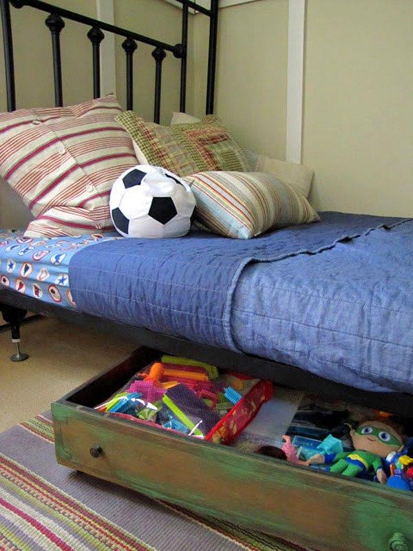 16. Eski çekmecelerden yatağın altına koyulacak şekilde bir oyuncak kutusu da yapılabilir.