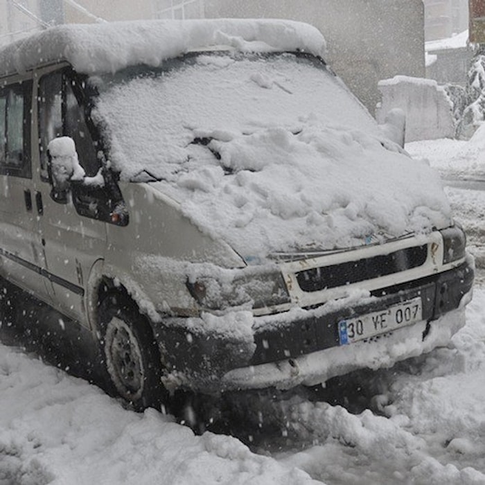 Hakkari'de Yoğun Kar Yağışı Köy Yollarını Kapattı