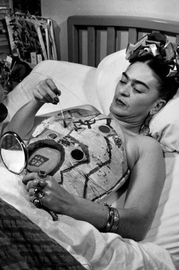 4. Frida Kahlo bir hastane yatağında, bir ayna yardımıyla kendisi üzerinde çizim yaparken. 1951