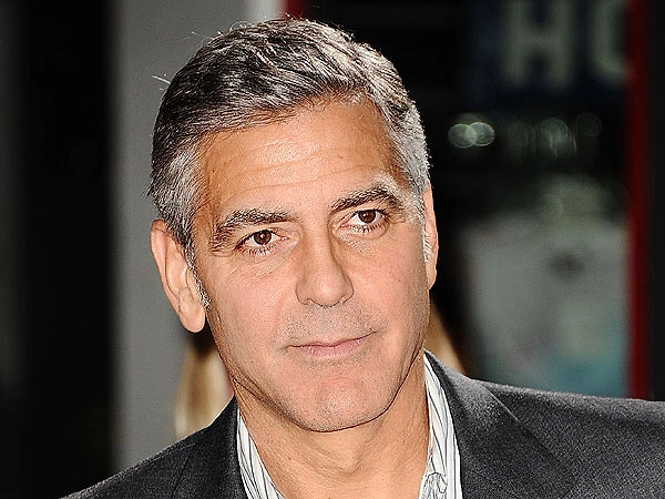George Clooney bir gün ev arkadaşının kedisinin tuvalet kabını temizledikten sonra kaba kendi tuvaletini yapmış. Arkadaşı da gördüğü şeye anlam veremeyip kedisinin 3 gündür kabız olduğunu düşünmüş.