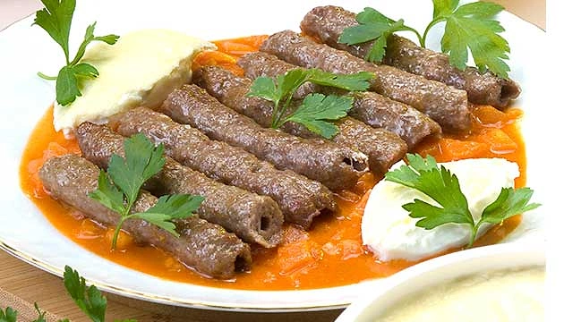 Aslında kırmızı et ağır geldiği için yemeklere konulmasa da kıyma ve köfteden asla vazgeçilemez. Nerdeyse her ilçenin kendine has köftesi vardır.