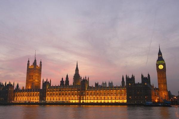16. Birleşik Krallık: Parlamento binasında ölmek